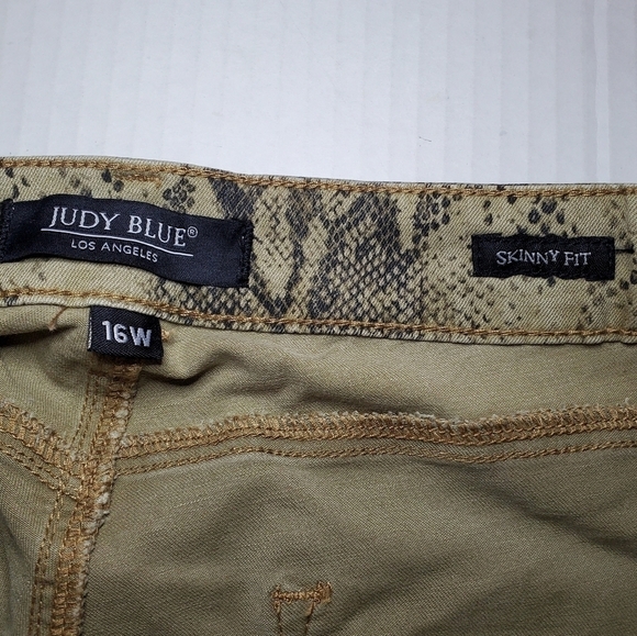 Judy Blue Sz 16W Skinny Mid Rise, Snake Skin Jeans - Picture 9 of 11